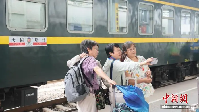 国铁太原局加密开行旅游专列 服务暑期银发旅游热