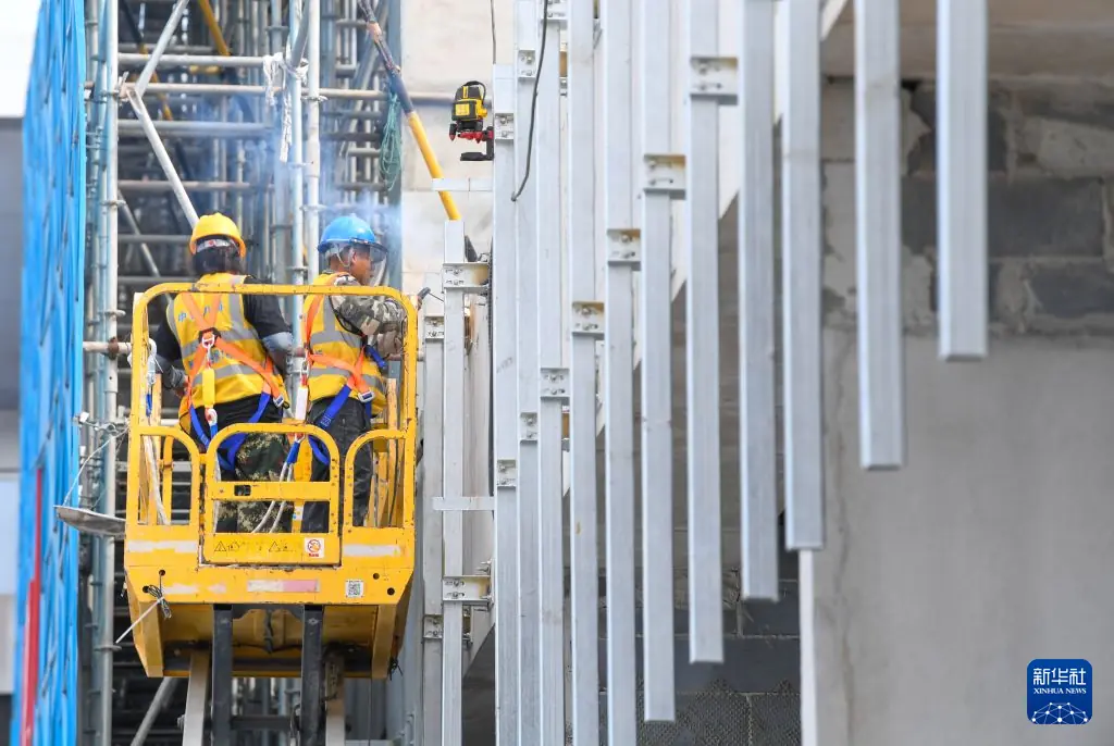 渝万高铁万州北站扩建工程站房主体完工