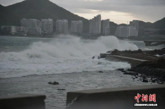 台风“美莎克”携风雨袭三亚 当地发布暴雨红色预警
