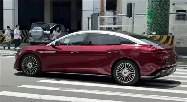 王朝网旗舰轿车!比亚迪大汉中国红实车图流出:双色车漆+多辐轮圈