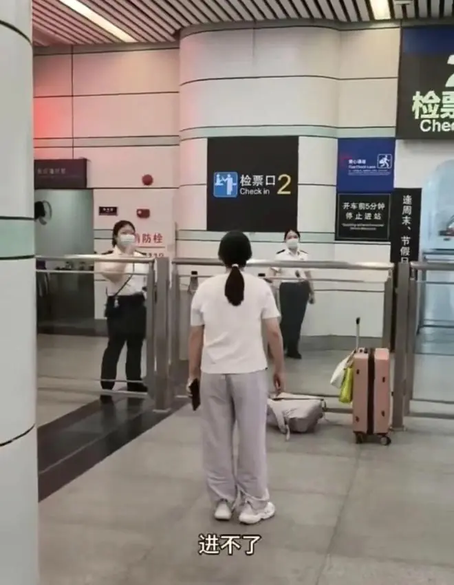 被骂上热搜“广州东站发疯60秒”事件:低认知巨婴,有多害人?