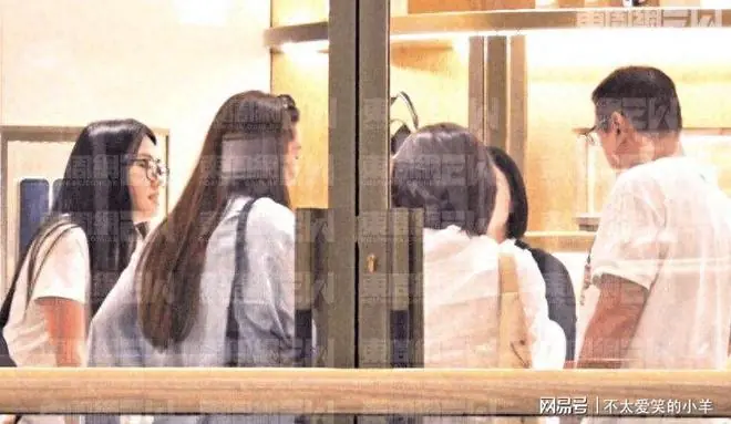 马国明汤洛雯现身金钟,身形变化引猜测,家人举动透露端倪