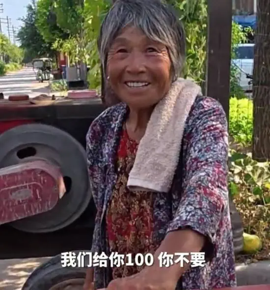 老人整车西瓜卖70元 男子想给百元被婉拒:都不容易