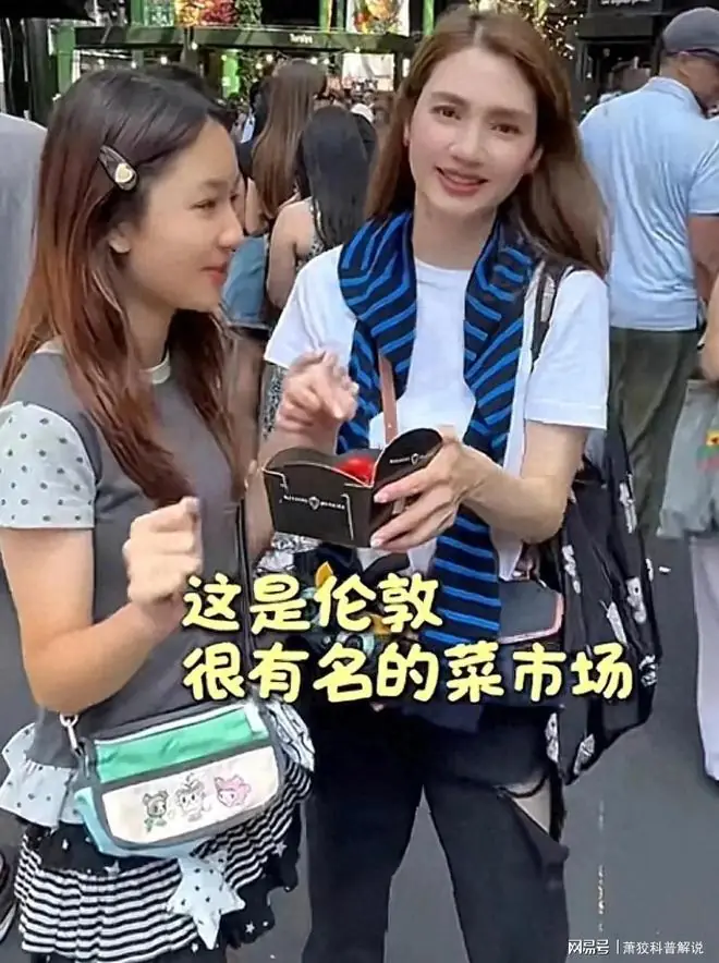 洪欣张丹峰携女游伦敦，12岁彤彤气质出众，笑起来很甜美