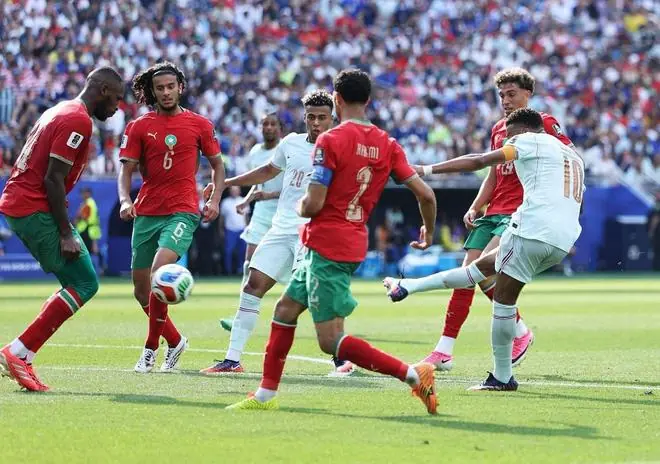 热议法国2-0摩洛哥:战术严谨的比赛还得靠球星,摩洛哥正面防守不行
