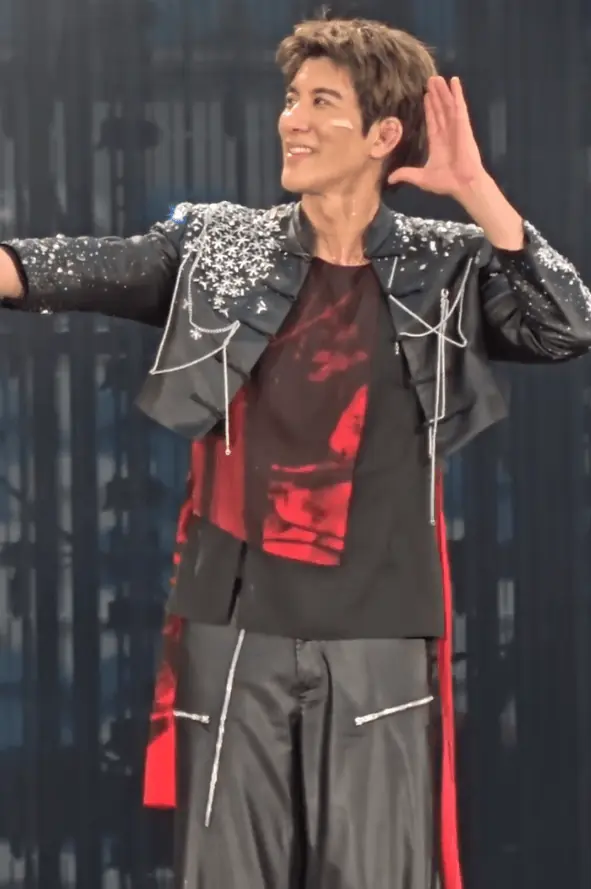 王力宏坚持带伤完成演唱会:见到大家感觉不痛了