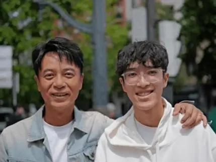李克勤19岁儿子正脸照曝光,颜值爆表神似父亲,如今是纽大高材生