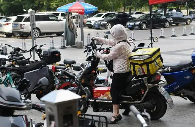 外卖女骑手越来越多,这是一个危险信号