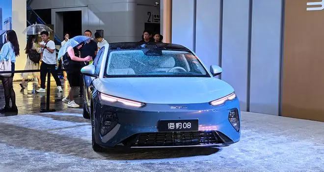 比亚迪海洋旗舰家轿19.69万起开卖!云辇-A、后轮转向、天神之眼B全上车