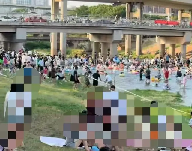 郑州“入河排污口”成免费戏水乐园?管理方:排放的中水水质达标,但中水再清澈也是中水,曾多次劝阻劝不住