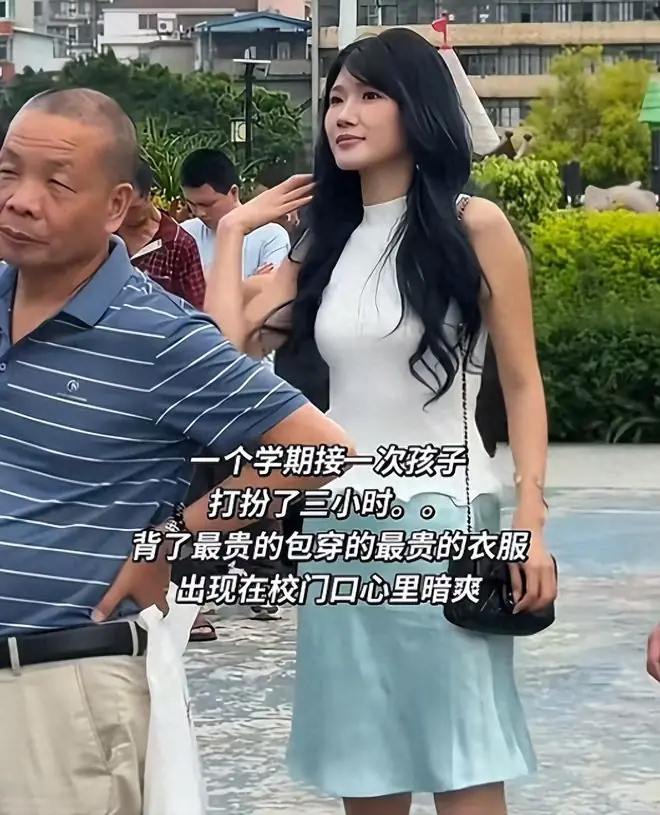 “不如洗洗脚!”宝妈精致打扮3小时接女儿,围观大爷眼神太真实