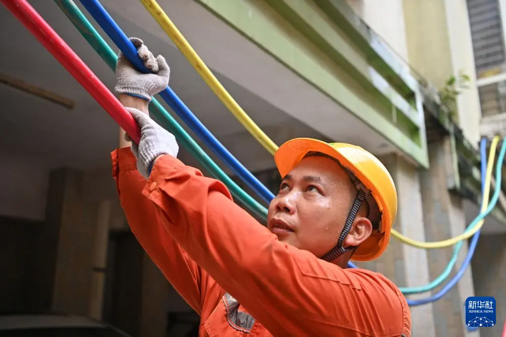 广西贵港:灾后全力抢修电力设施