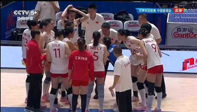 辜负期待!女排功勋队员12中1+5被拦,球迷:早把她撤下来赢了