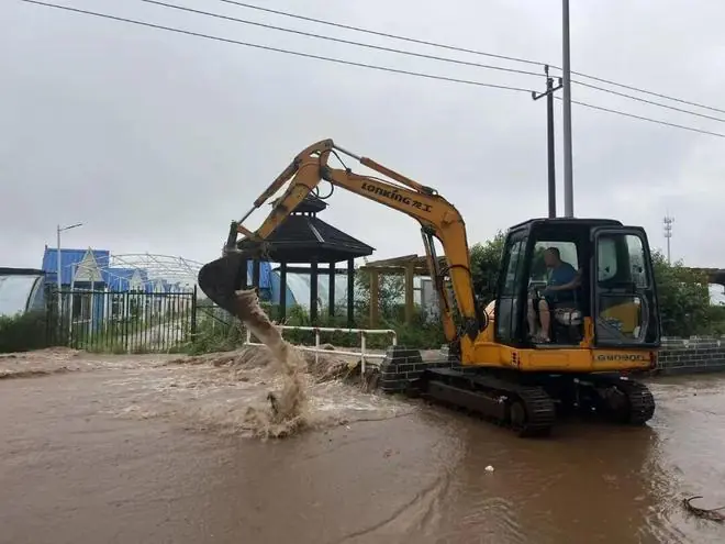 深夜雨一直下,北京平谷一村书记果断决定调钩机、连夜“拆坝墙”,防止了整个村子被淹