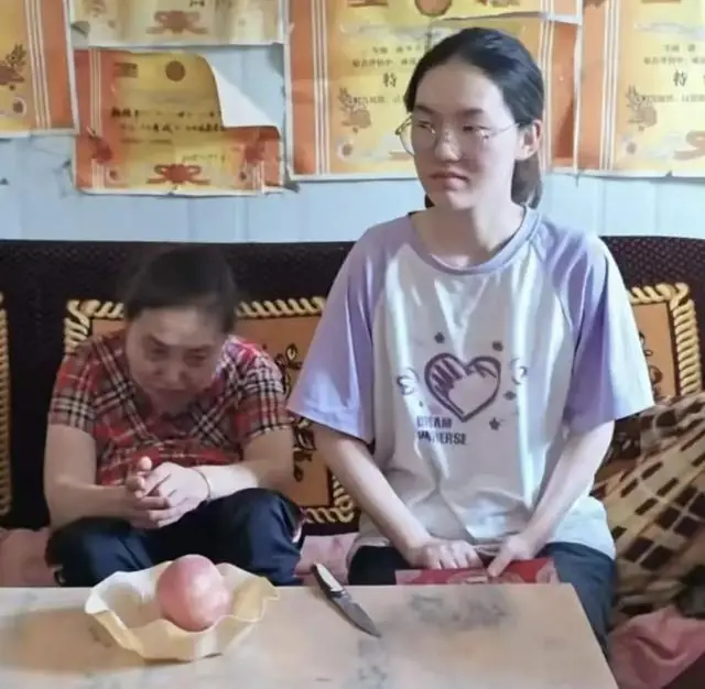 从699分到爱心接力:少年向上 社会向善丨中听