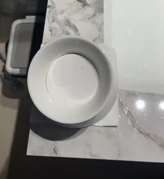 给猫用了快一年的猫碗,有天翻过来一看…被自己蠢笑了哈哈哈!