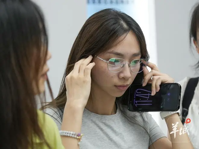 AI眼镜撬动全球蓝海,让盲人“看见”,让牧民“站起来”|活力中国调研行