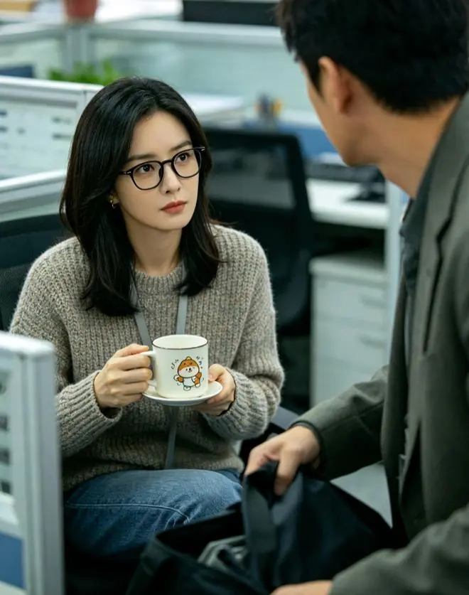 公司突然开除我,收拾东西时,对面的女同事问我:集团副总做不?