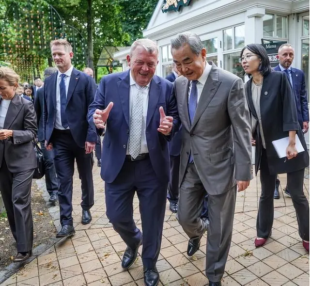 见到王毅外长后,丹麦外长完全忘了自己的强硬言论,脸上笑成了花