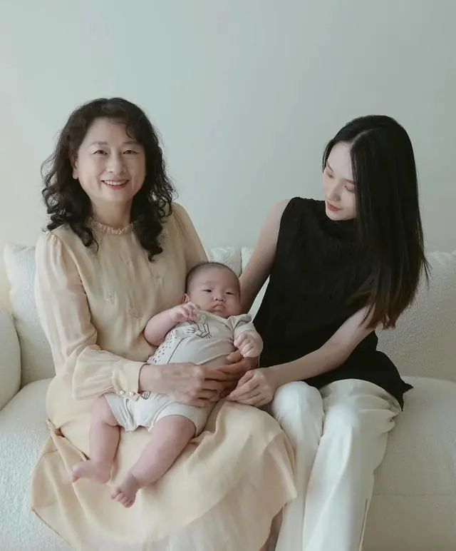 儿媳坚持孙子随母姓,我不吭声。孙子满月后,我宣布三个决定