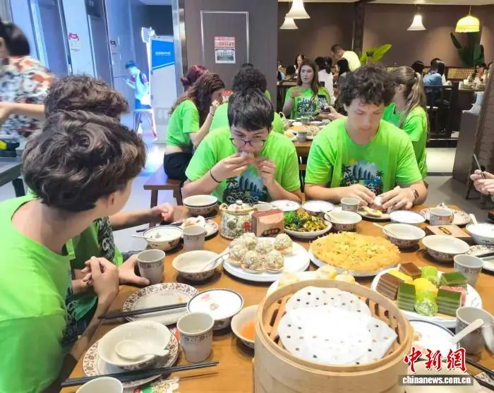 琼剧悠扬茶烟袅袅 意大利青少年的海南“老爸茶”初体验