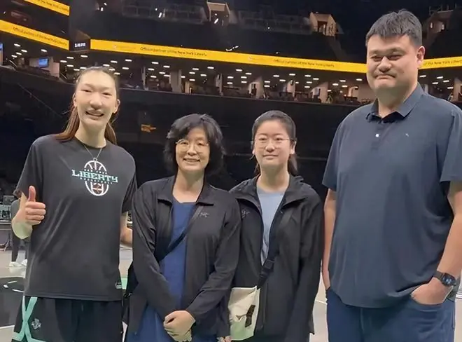 姚明带一家亮相纽约,16岁女儿1米98,他状态不错,和叶莉感情好