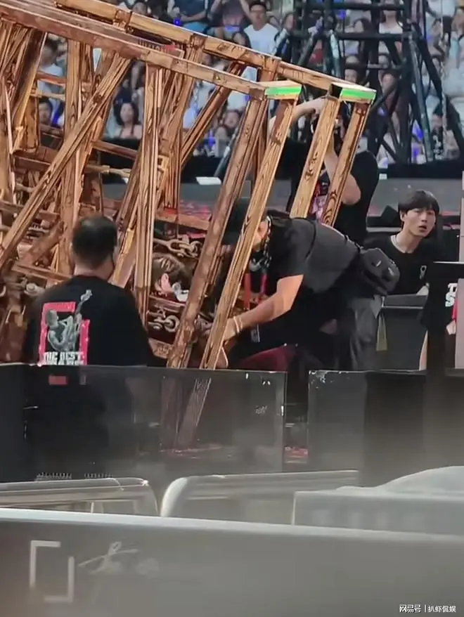 王力宏演唱会摔倒受伤,耳朵伤口好深,整个头狠狠砸向楼梯钢板上