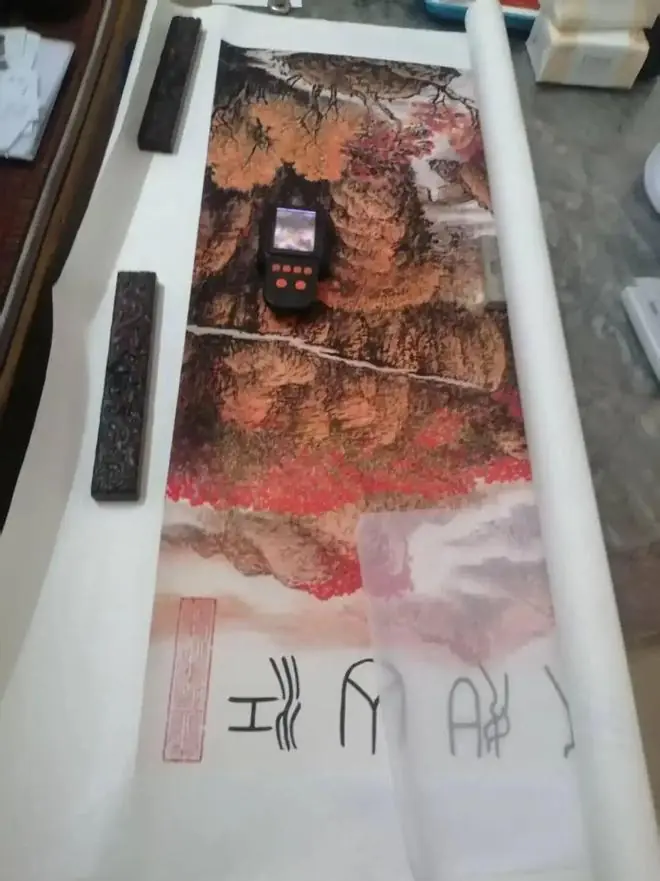 男子9462元买的4幅“大师真迹”竟是印刷品,直播间“大师”人设破绽百出,文旅局:企业注册地址为宠物店,相关线索已移交监管部门