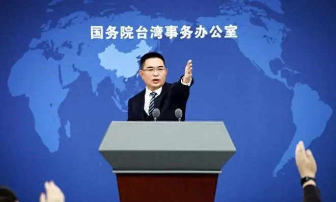 国台办统一话音刚落,郑丽文当场亮出徽章:台湾的未来只能在大陆