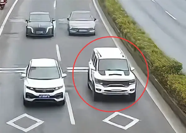 四川德阳现超规低速电动车被认定为汽车,无牌上路遭查扣