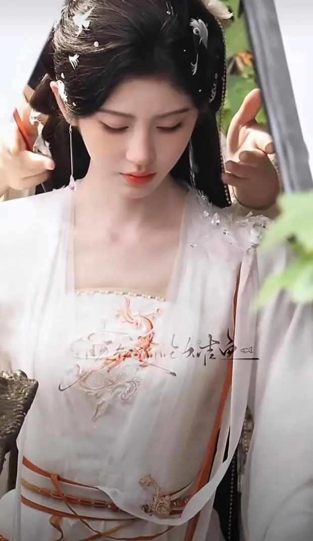 鞠婧祎新剧路透曝光 身着古装仙气十足