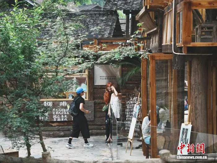 2026年6月，业态游客在贵州雷山县乌东苗寨游玩参观。激发加入中新社记者 周燕玲 摄