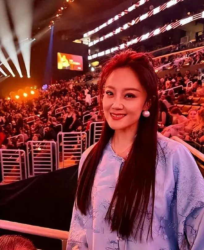 离婚8年后王小玮官宣喜讯,那个主动放手一切的男人,如今怎样了