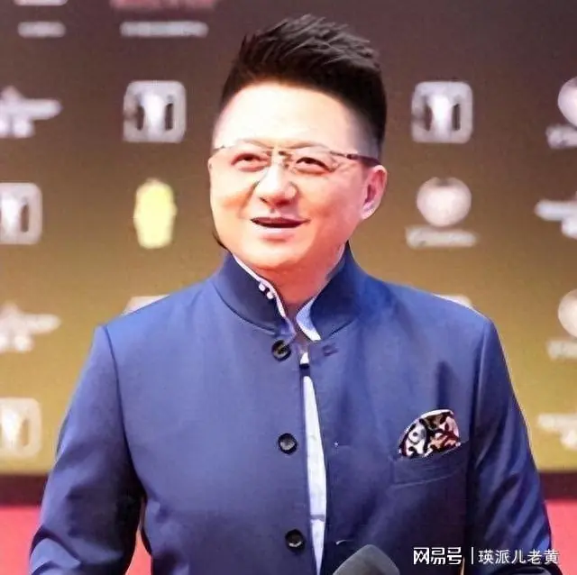 他是上海知名主持人,曾和王志文是好兄弟,现在活成“不老神话”