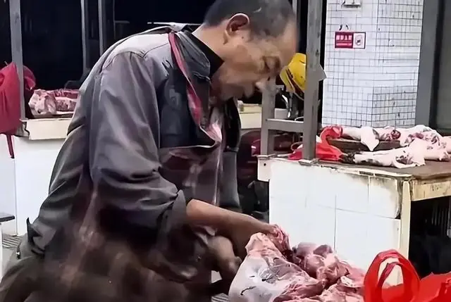 广东1男子卖猪肉45年,家徒四壁,谁料,外面却养着1000多个孩子