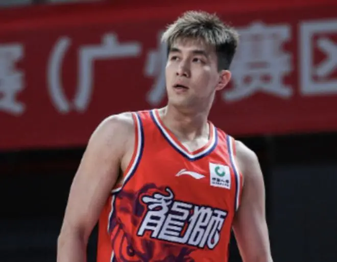 媒体人:广州龙狮将不会续约郭艾伦,但继续为他提供康复费