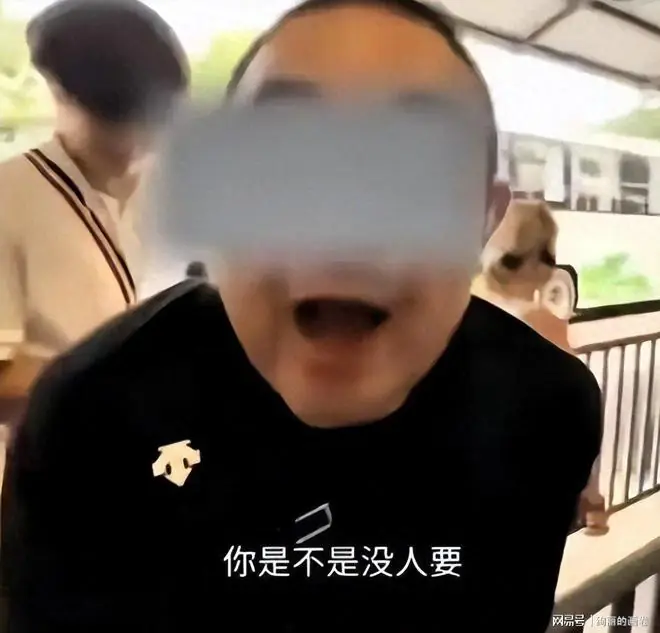 “跪舔”导游彻底栽了！拘留只是前菜，饭碗砸烂还连累整个旅行社