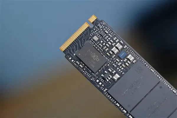 AI算力需求激增引爆存储芯片涨价潮,终端价格翻倍,行业观望情绪浓厚