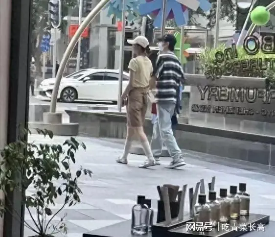 许嵩牵手冯禧逛街,40岁背影仍如大学生,冯禧高挑气质出众