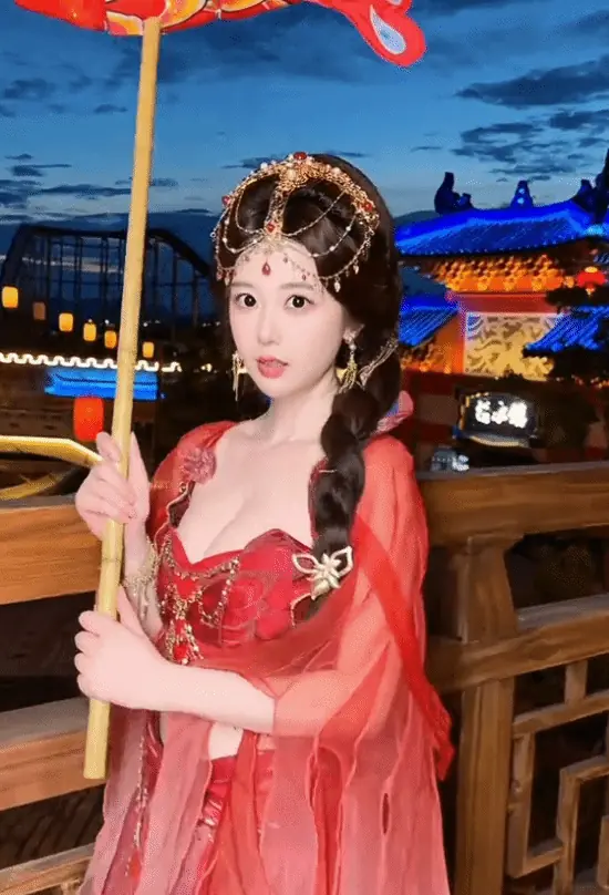 钱思怡化身铁扇公主亮相汉服巡游,演绎西游古典之美