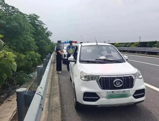 高速超车道,惊现低速“老头乐”
